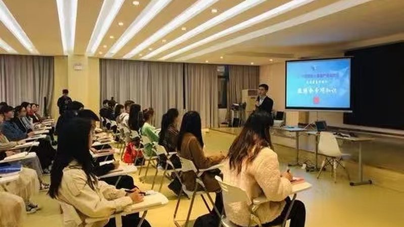 选择一个合适的加盟品牌是加盟成功的关键。可以从以下几个方面进行考察：